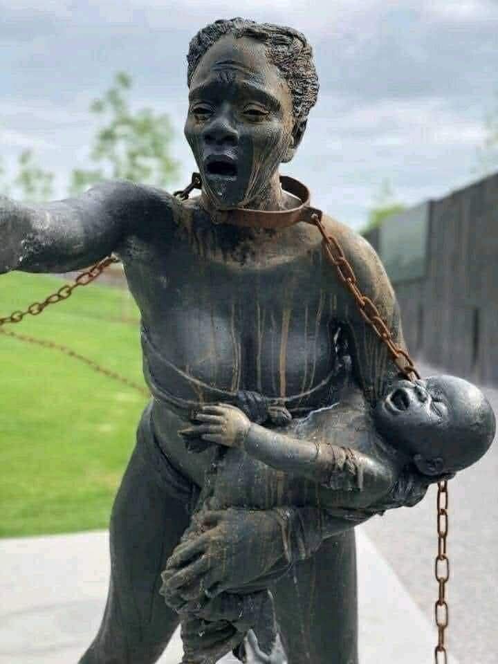 Um traidor para uma sociedade ignorante é como uma pessoa que ateia fogo ao seu corpo para iluminar o caminho para uma pessoa cega