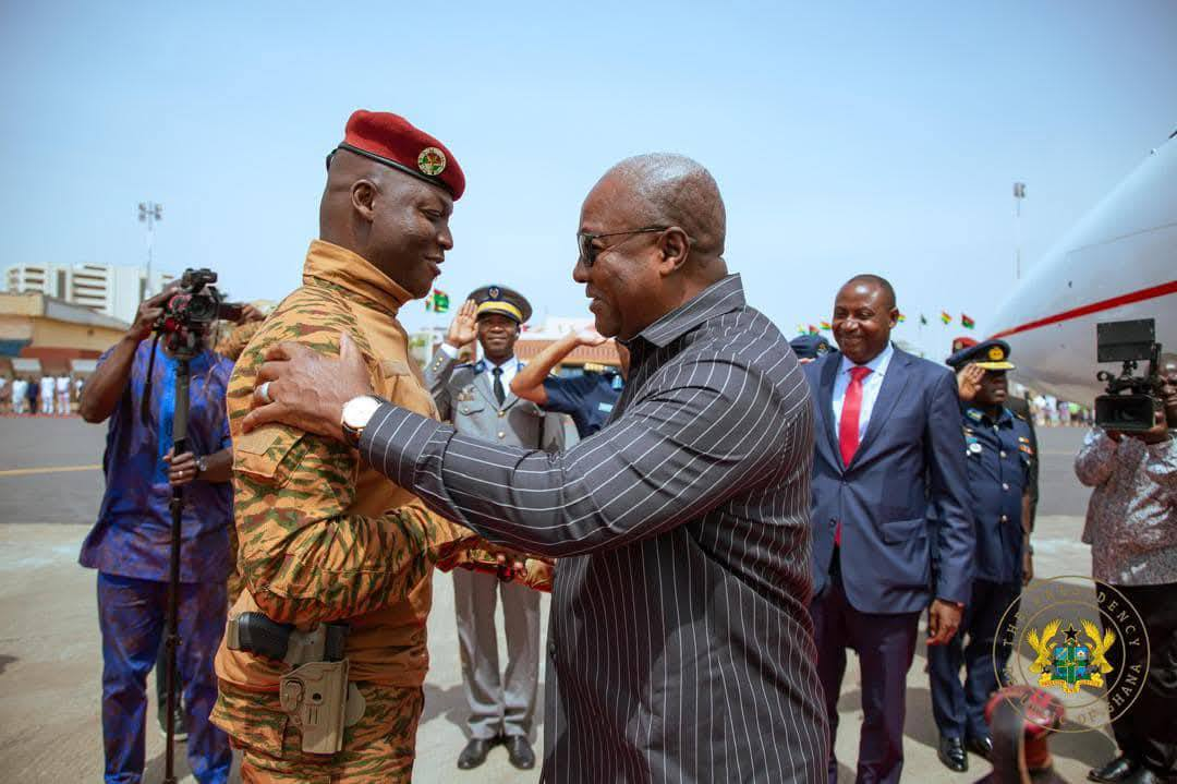 O presidente ganês Mahama convida Burkina Faso, Mali e os líderes do Níger para a celebração dos 50 anos da CEDEAO