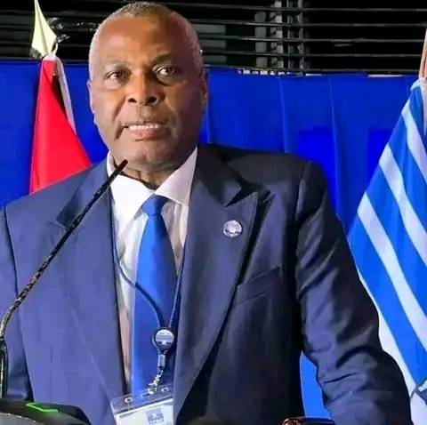 ABEL CHIVUKUVUKU O ANIMAL DE ESTIMAÇÃO, A SOCIEDADE ANGOLANA REVOLTOU-SE CONTRA ELE,POR CAUSA DO SEU DISCURSO DURANTE O CONGRESSO