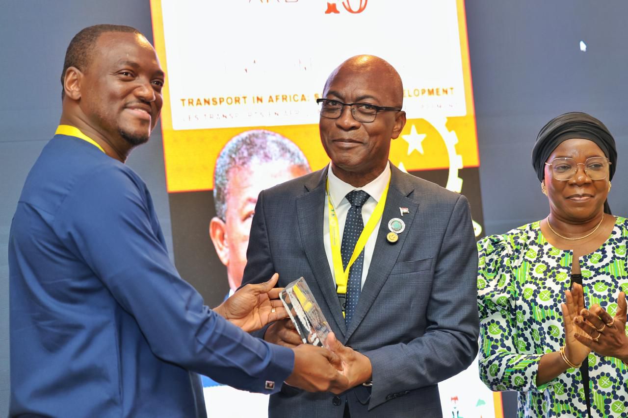 PRESIDENTE JOÃO LOURENÇO DISTINGUIDOCOM O PRÉMIO THE AFRICA ROAD BUILDERSTROFÉU BABACAR NDIAYE