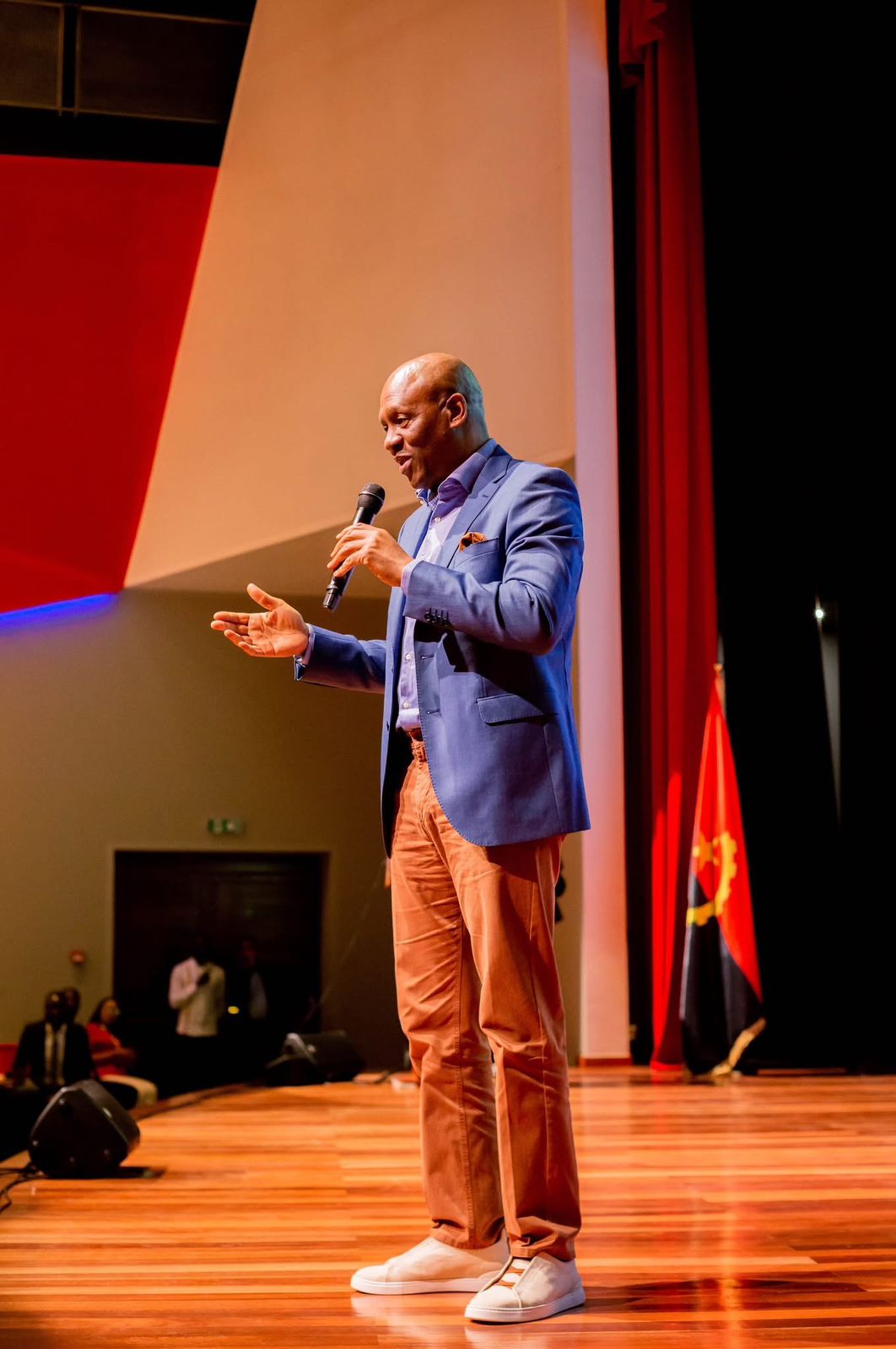 Dr.Norberto Garcia Trabalho de profundidade com a juventude do Centro Sul de Angola