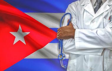 Angola é o único país que paga muito bem aos médicos cubanos, recebem um salário de 5.000 dólares (4.563 euros) por mês
