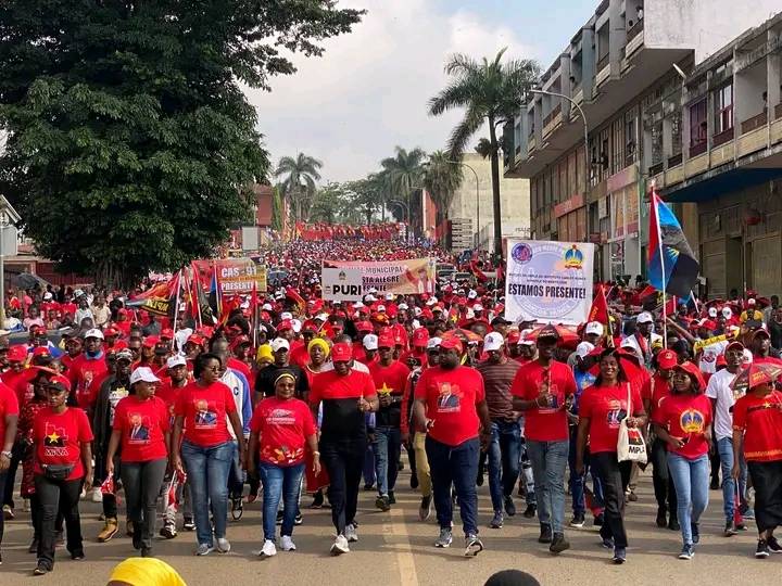 É difícil acreditar que passados ​​50 anos e de tudo o que o MPLA fez por este país, ainda haja pessoas dispostas a marchar em apoio e homenagem a JLo e ao seu MPLA