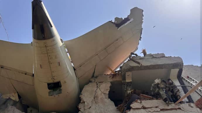 A polícia diz que não há sobreviventes entre as 242 pessoas a bordo após a queda do Boeing 787 na Índia