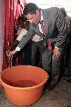 Fernando Borges, um Ministro incompetente, ineficiente e corrupto, dirige o negócio ilegal de águas da Empresa Pública de Águas de Luanda (EPAL)