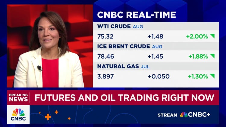 Preços do petróleo sobem mais de 2% após ataques dos EUA ao Irã aumentarem temores de interrupção do fornecimento