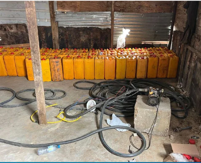 Descoberto estaleiro de contrabando disfarçado numa antiga bomba de combustível