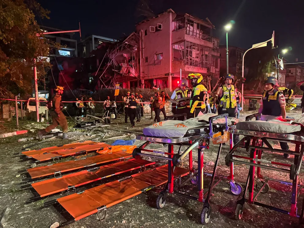 Irã lança mísseis contra Israel e atinge prédio residencial