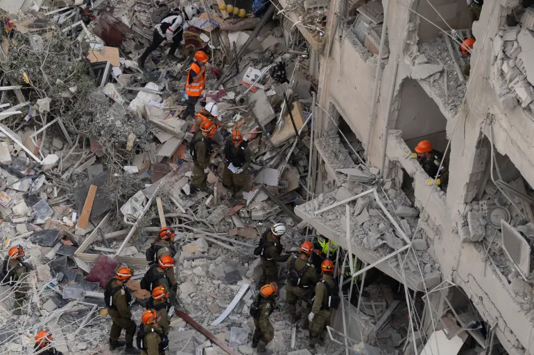 Israel foi alvo de duas ondas de ataques com mísseis iranianos, causando grande destruição