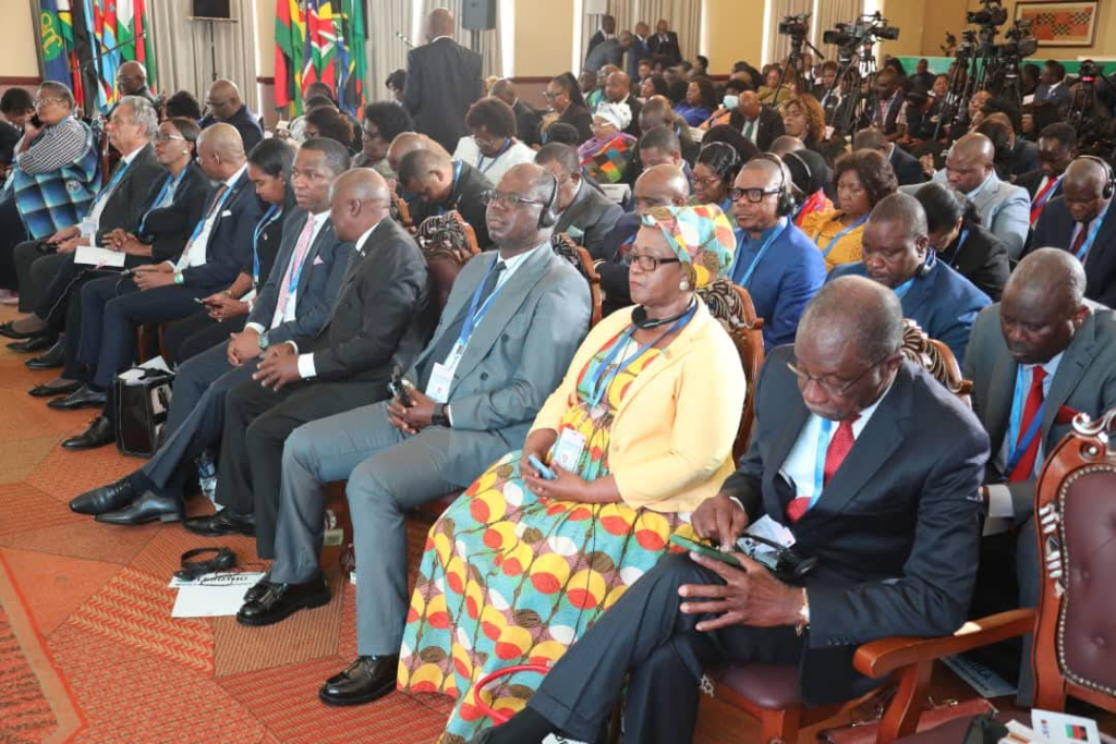 Parlamento regional em debate alargado
