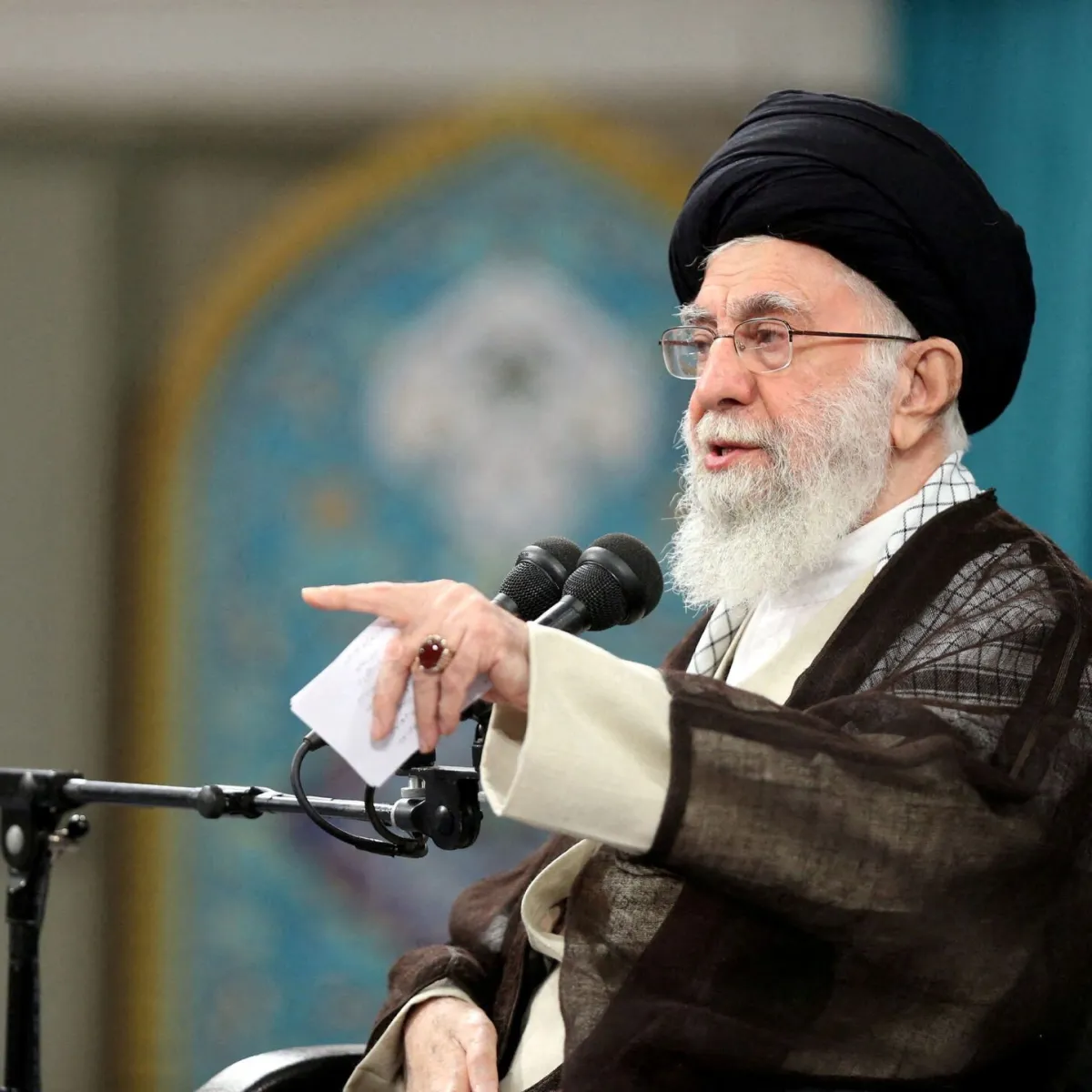 O líder supremo do Irã, Aiatolá Ali Khamenei, disse que seu país não se renderia