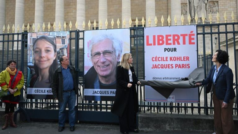 O Irão acusa os detidos franceses Cécile Kohler e Jacques Paris de espiarem para Israel