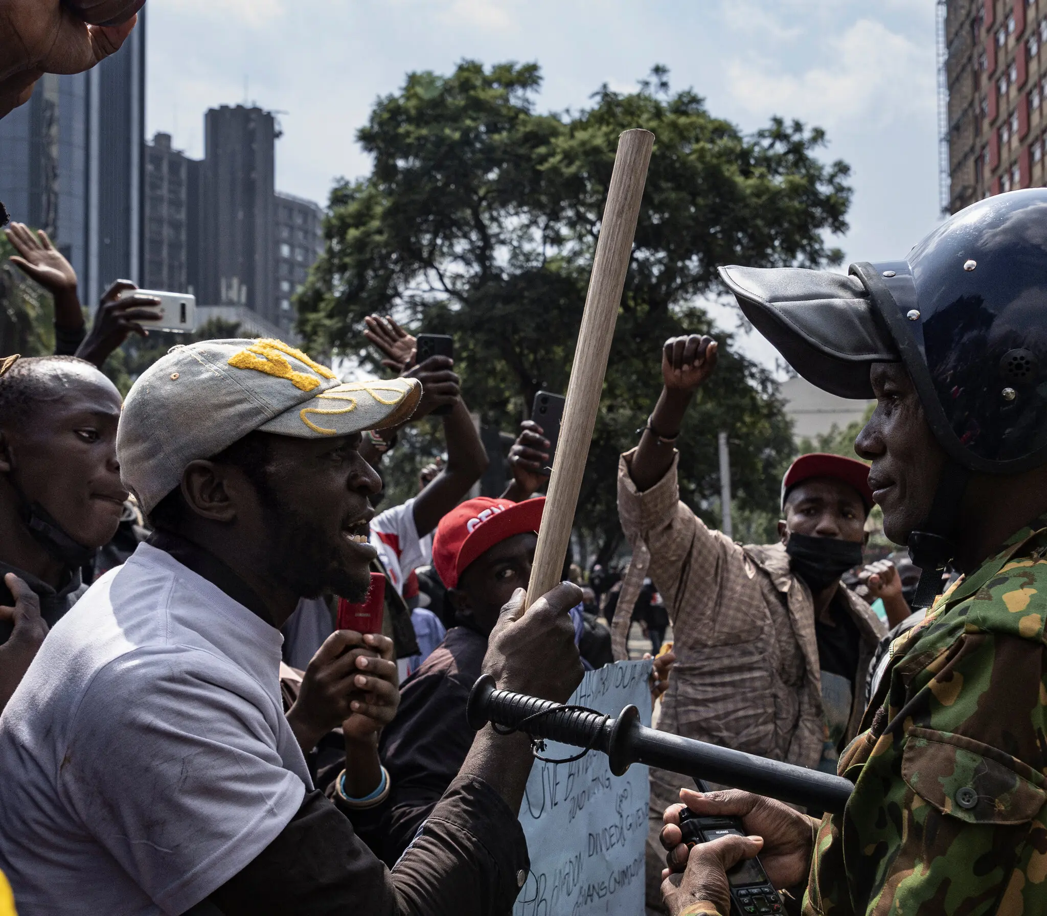 O presidente queniano, William Ruto, ordenou à polícia para dispararem munições reais nas pernas dos manifestantes