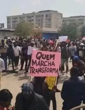 Polícia reprime protesto contra novos preços de taxi com bastões e gás lacrimogénio