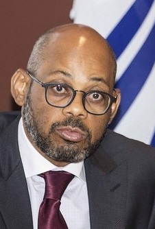 Archer Mangueira, governador do Namibe, não fala nem lê inglês, mas mente sobre sua influência na língua inglesa. Assista o vídeo