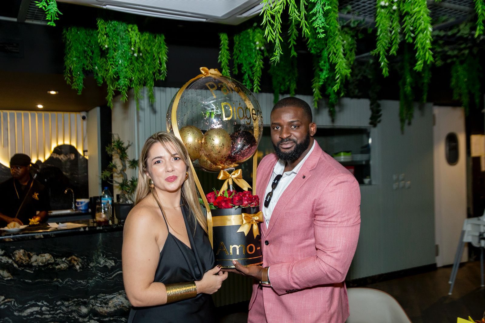 Diógenes Tomás celebra 40º aniversário com jantar intimista e homenagem especial da esposa