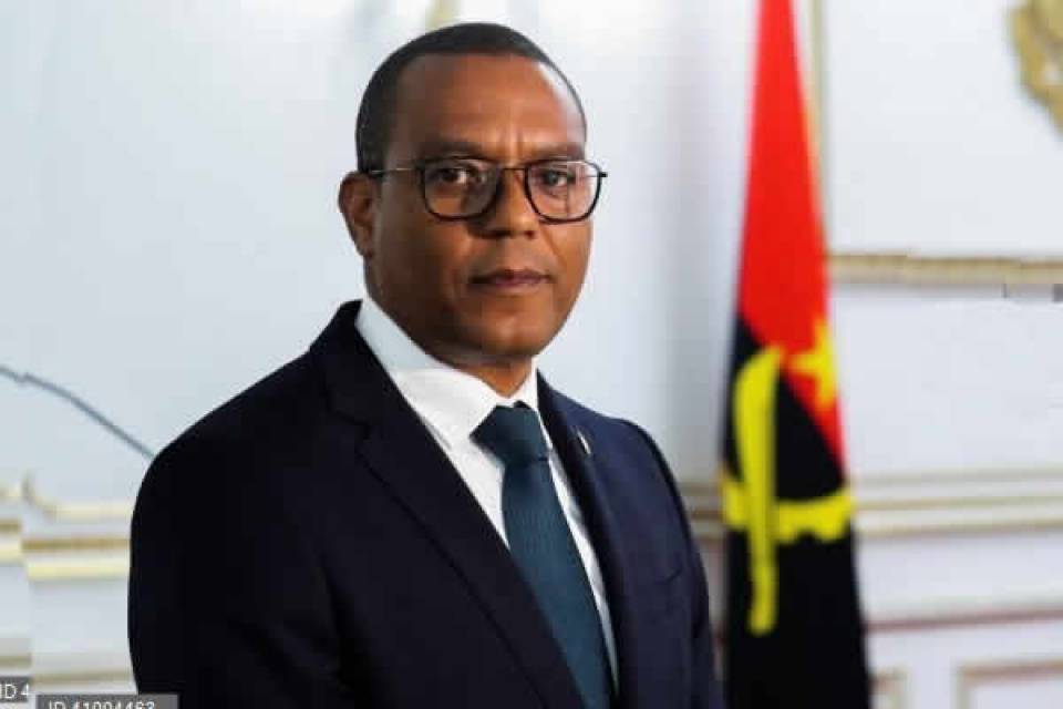 A economia angolana está numa grave crise financeira devido ao fracasso de José de Lima Massano