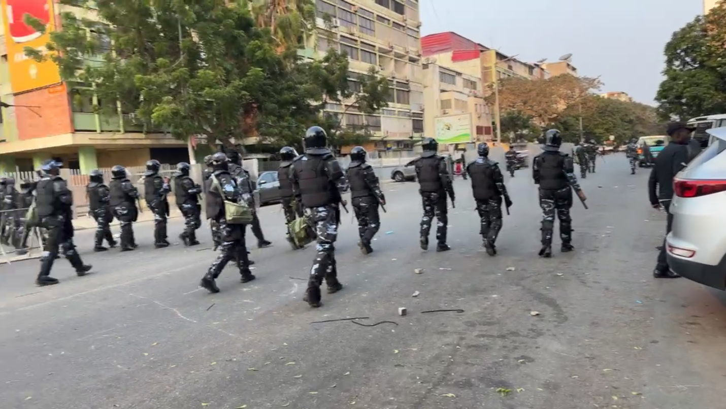 Autoridades angolanas dispersam manifestantes no centro de Luanda SABADO 19/07/2025
