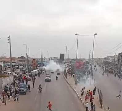 GREVE DOS TÁXIS AZUL E BRANCO: Golf 2 Quintalão a Polícia dispara gás lacrimogêneo e tiros de balas reais contra pessoas nas Paragens