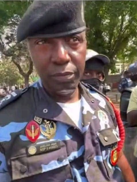 MANIFESTANTES PROMETEM VISITAR A CASA DO SR. AVELINO JOSE ,SUPERINTENDENTE-CHEFE DA POLICIA NACIONAL