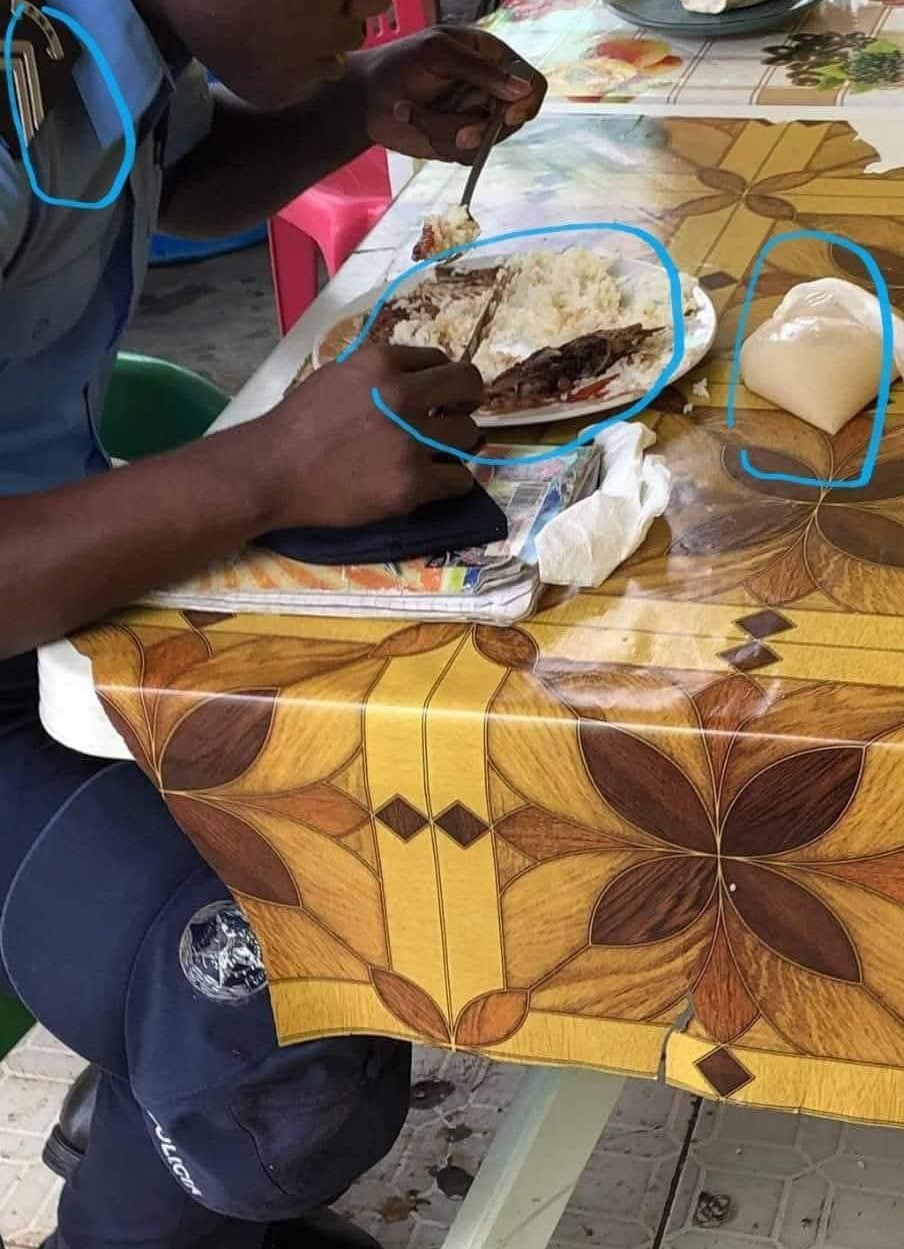 ANGOLA : Polícia consome 300kzs de almoço bebendo kissangua de um saco de plástico e ainda quer ir matar outros que estão a protestar para ele ter uma vida melhor