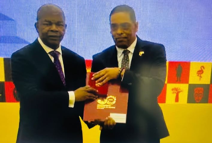Carlos Madaleno sempre foi um fervoroso nacionalista na causa da independência de Angola, a medalha pelos 50 anos da independência de Angola é um grande mérito e uma honra a este filho de Angola.