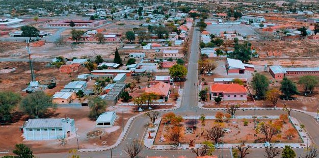 A administração municipal dos Gambos, está preparando lotes para incentivar os jovens a construírem suas próprias casas o problema grave é que esses jovens não têm recursos financeiros para construir suas próprias casas.