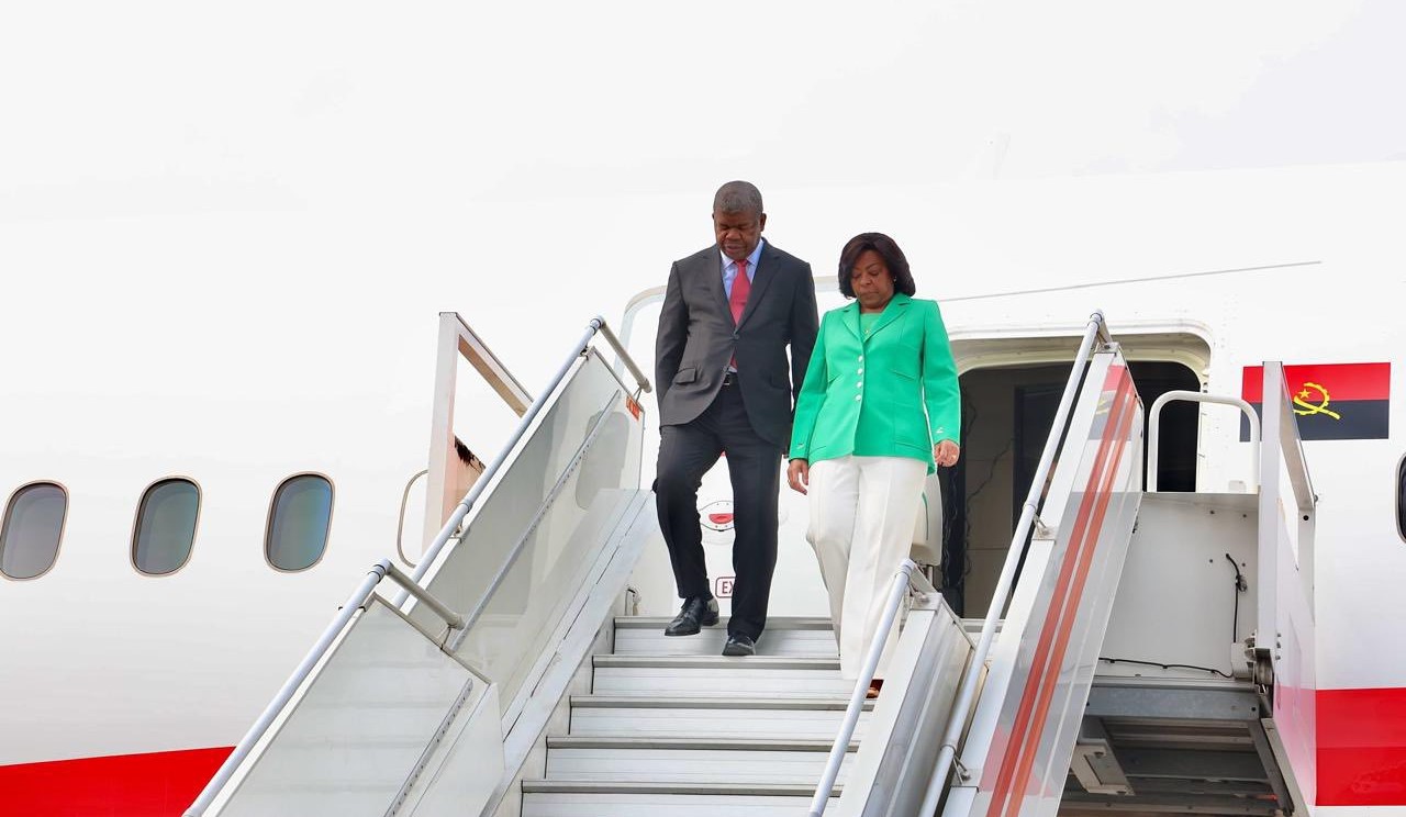 PRESIDENTE DA REPÚBLICA DE REGRESSO AO PAÍS DEPOIS DE VISITAR PORTUGAL ENCONTROU LUANDA EM CHAMAS