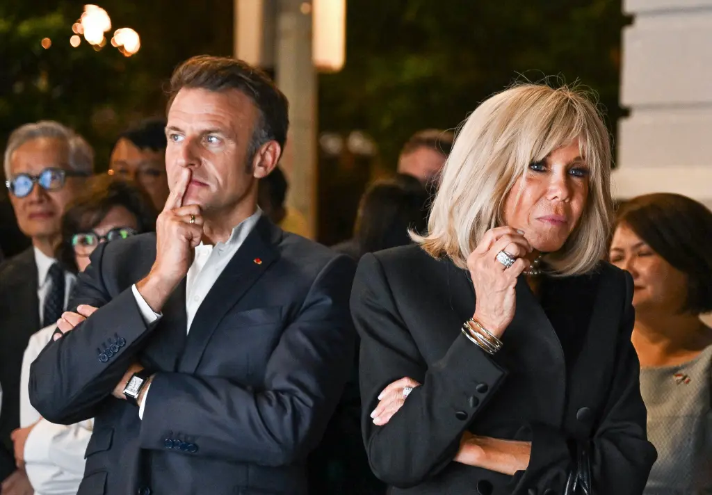 Presidente francês Macron é publicamente desprezado pela esposa Brigitte menos de 2 meses após briga