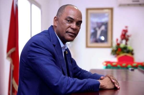 Adalberto Costa Júnior, favorito à vitória nas eleições de 2027, não estará presente para receber a medalha do Presidente João Lourenço, líder do PRA-JA Servir Angola, Abel Chivukuvuku alinhado com o partido MPLA receberá