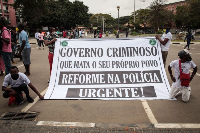 Comandante da Polícia da Camama acusada de forçar camponesas a abandonar terreno por “ordem superior”