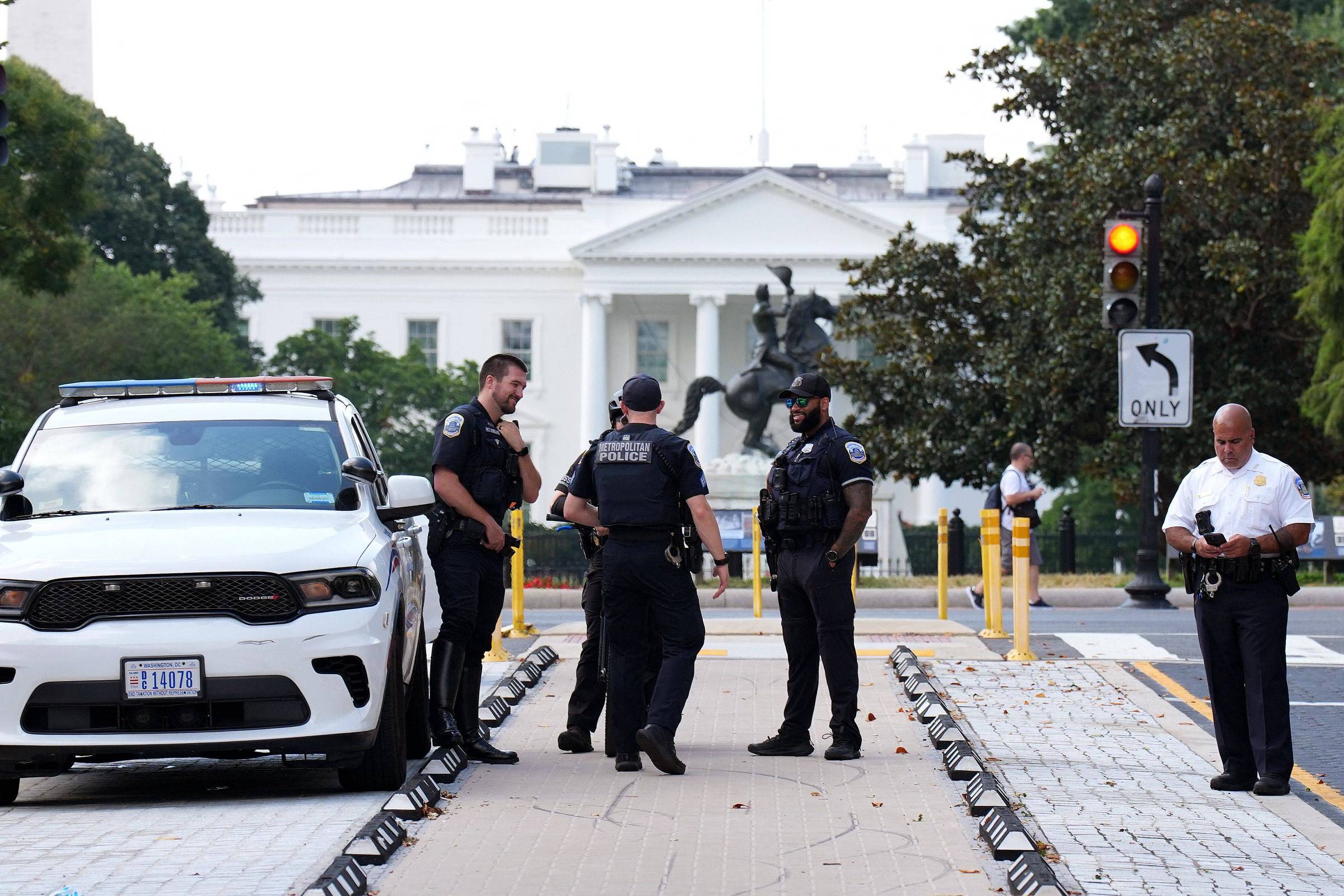 Posto de Controle Policial em Washington D.C. Gera Reações na Comunidade
