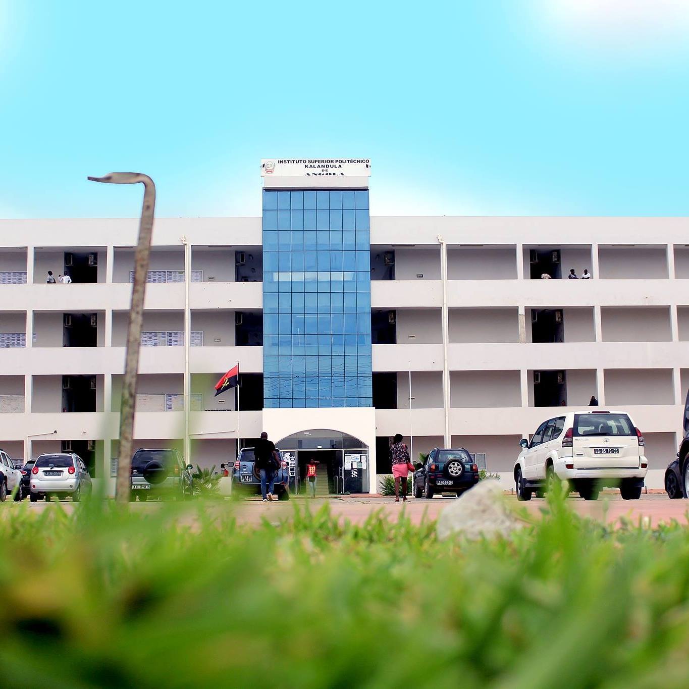 Finalistas do ISPEKA e ISPA obrigados a pagar cerca de 500 mil Kz pela defesa de fim do curso