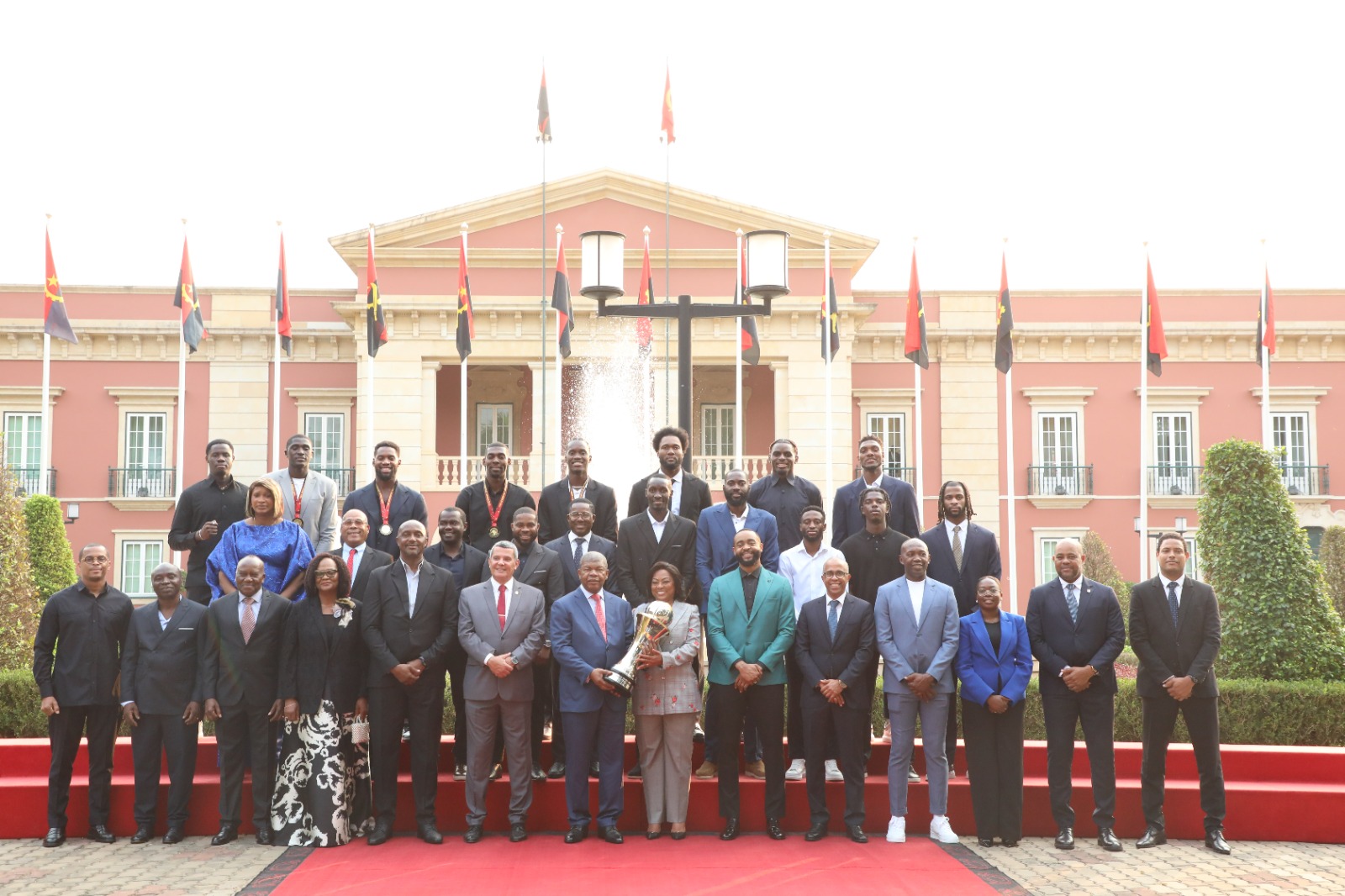 Angola Celebra o Basquetebol: Presidente João Lourenço Recebe os Campeões Africanos no Palácio Presidencial