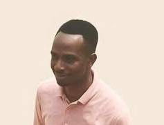 Este é o polícia que vimos nos vídeos, que disparou vários tiros certeiros para matar impiedosamente os seus próprios irmãos angolanos nas manifestações de 29, 30 e 31 de Julho de 2025 em Luanda.