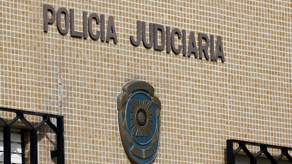 Bebé encontrado morto em casa, após jovem esconder gravidez. PJ investiga