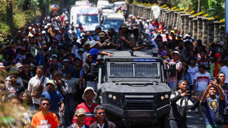França evacua presidente de Madagascar em meio a motim militar e revolta popular