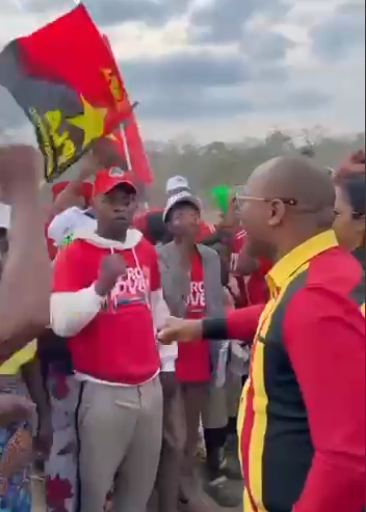 Governador  charlatão João Diogo Gaspar, foi oferecer bandeira, e camisa do MPLA numa aldeia que não tem água nem energia, e o povo tem fome no Cuanza Norte