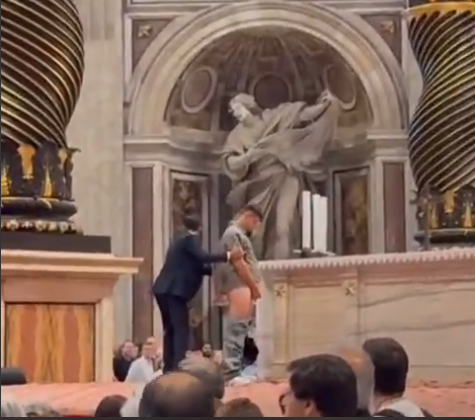 VATICANO: Homem Profana Altar na Basílica de São Pedro ao Urinar em Frente a Centenas de Peregrinos