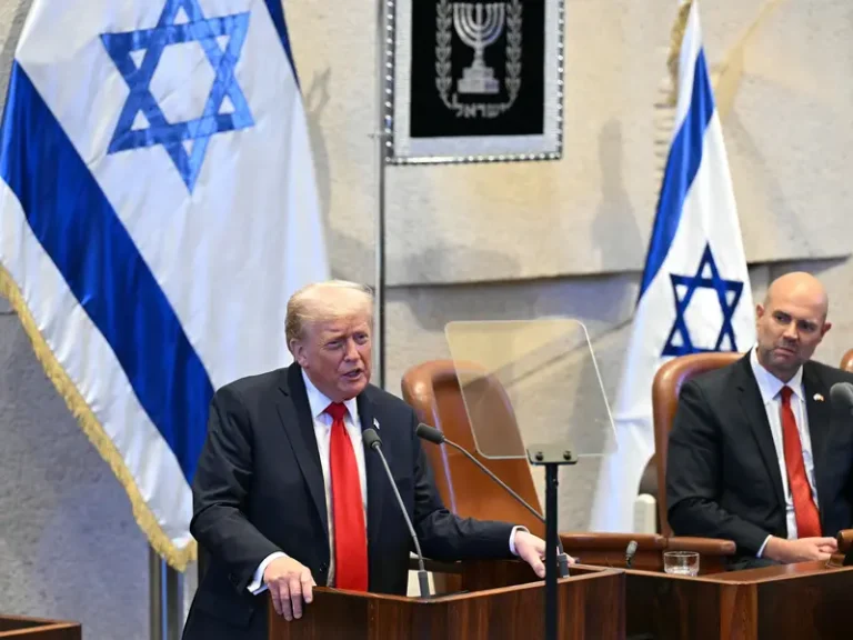 O presidente norte-americano, Donald Trump, foi brevemente interrompido durante o seu discurso no Knesset pelo político árabe israelita Ayman Odeh