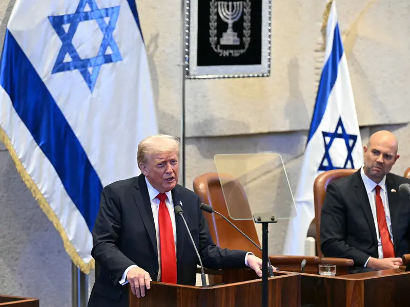 O presidente norte-americano, Donald Trump, foi brevemente interrompido durante o seu discurso no Knesset pelo político árabe israelita Ayman Odeh