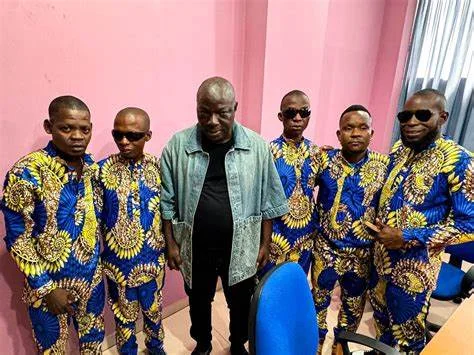 Dois anos se passaram: Bento Kangamba continua a enganar o grupo musical Tunjila Tuajokota e já não atende o telefone.