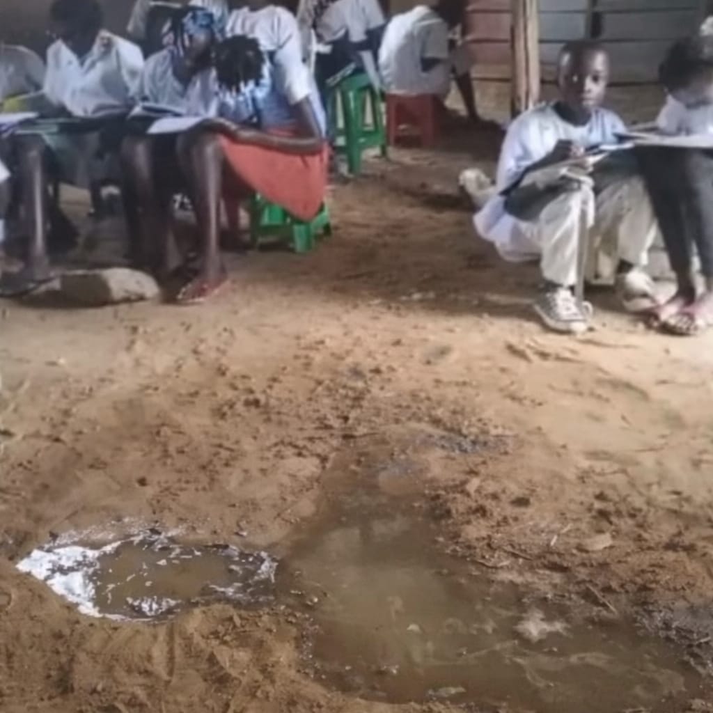 ANGOLA PROVINCIA DE BENGUELA MUNICIPIO DE CHONGOROI : Crianças estudam no chão e enfrentam chuva dentro da sala de aula