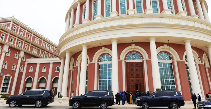 MinFin trava a fundo despesas em novas viaturas e viagens dos deputados