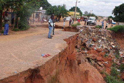 Ravina de grandes proporções corta circulação rodoviária na Estrada Nacional 160 no Uíge