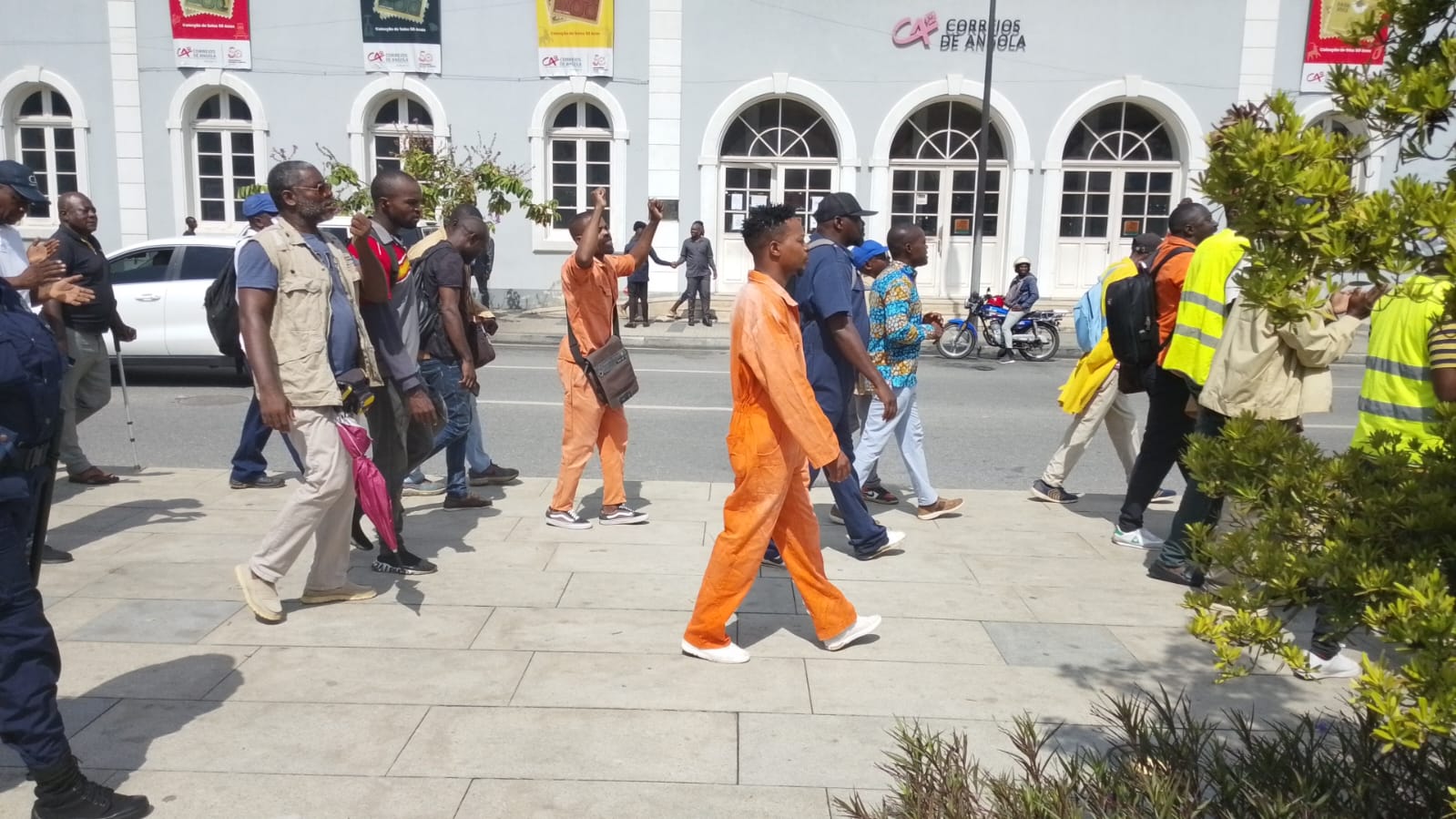 Trabalhadores despedidos protestam frente à sede da Sonangol para exigir reposição de direitos
