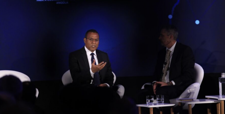 JOSÉ DE LIMA MASSANO EM LISBOA A PEDIR INVESTIMENTO PORTUGUÊS EXPÕE A FRACA POLÍTICA ECONÓMICA SOB SUA COORDENAÇÃO