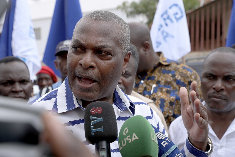 Abel Chivukuvuku ao afirmar que os Cuanhamas do Cunene só servem de nossos guardas, ofende não só aos Cuanhamas, como todos outros grupos etno-linguísticos da região Sul similares ao Cuanhamas.