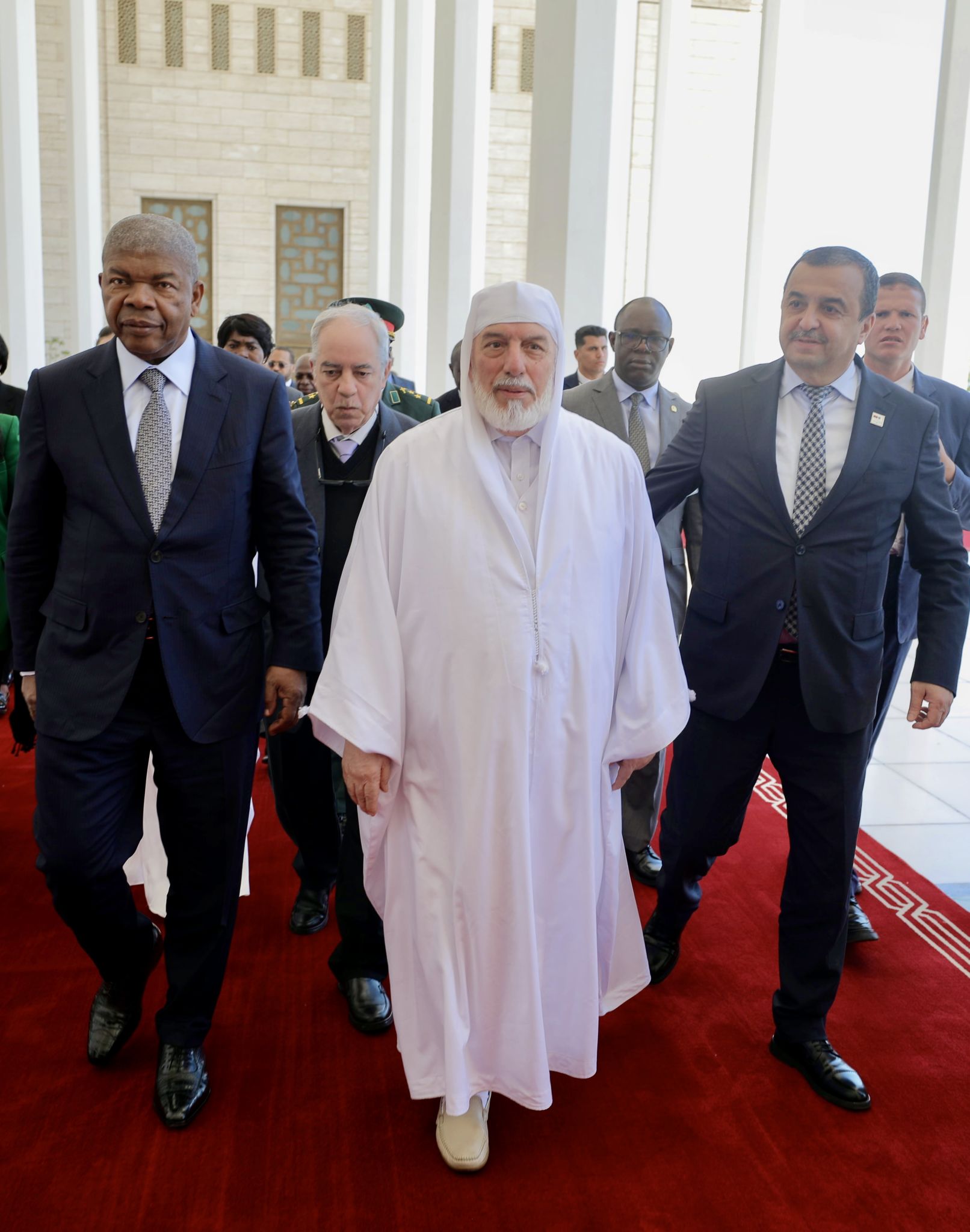 O Presidente João Lourenço visita a Grande Mesquita de Argel acompanhado de autoridades argelinas, membros da delegação angolana e da Primeira-Dama Ana Dias Lourenço, durante missão oficial na Argélia.