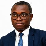 Imagem ilustrativa representando a crise da Administração Geral Tributária (AGT) em Angola, com documentos fiscais, símbolos económicos e cenário de instabilidade financeira.